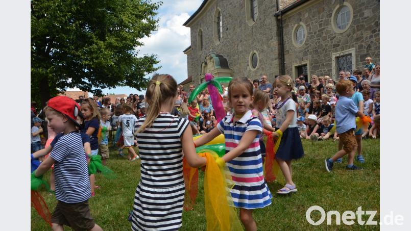 Die Kinder des katholischen Kindergartens Don Bosco zaubern eine bunte Fröhlichkeit auf das Pfarrfest. Die Besucher klatschen frenetisch Applaus für diese klasse Vorstellung. dob