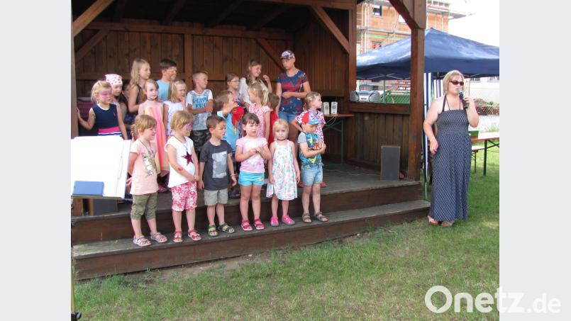 Der Kinderchor Pfiffikusbande und der Teeniechor Wild Voices unter Leitung von Susanne Hausmann (rechts) erfreuen am Nachmittag die Gäste. sei