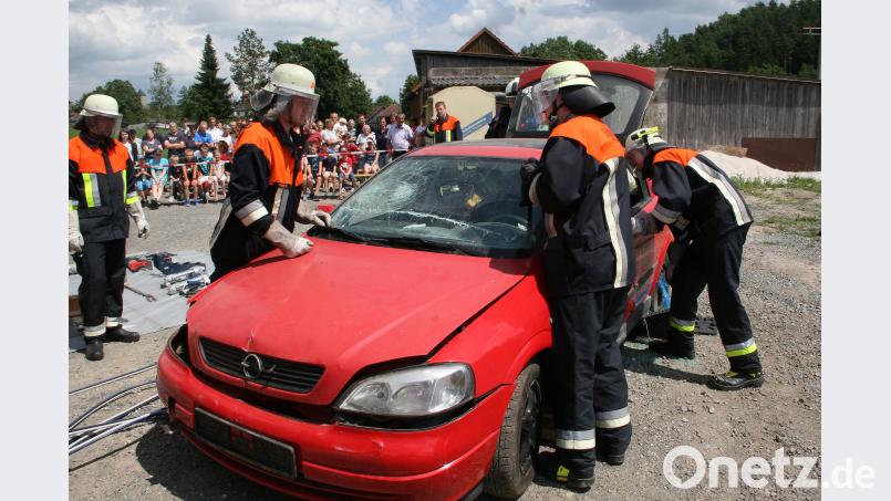 Schnelles Handeln ist nötig, um die beiden „Verletzten“ aus dem Unfallauto zu bergen. wro