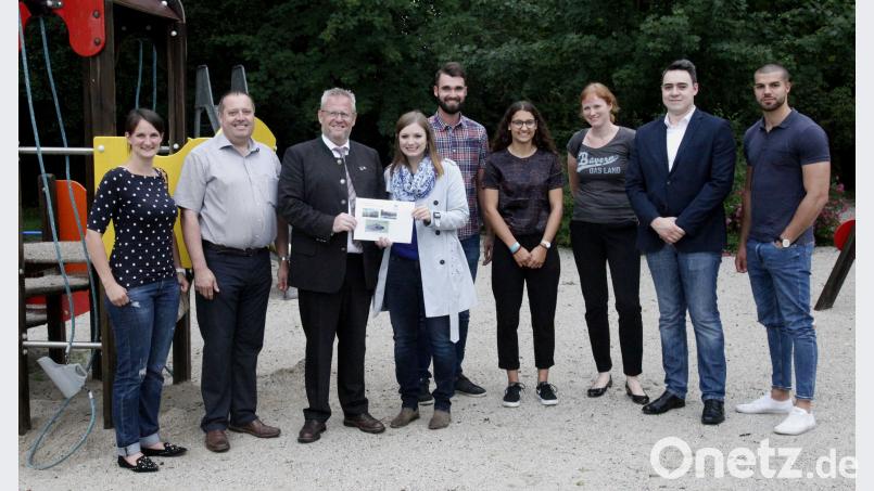 Die JU-Jury überreichte dem Oberbürgermeister den Abschlussbericht zum Spielplatztest. Hirsch