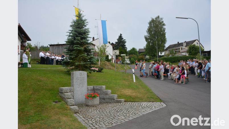 Vor der Ortkapelle zelebriert Pfarrer Markus Bruckner mit den Witzlasreuthern eine Vorabendmesse. ak