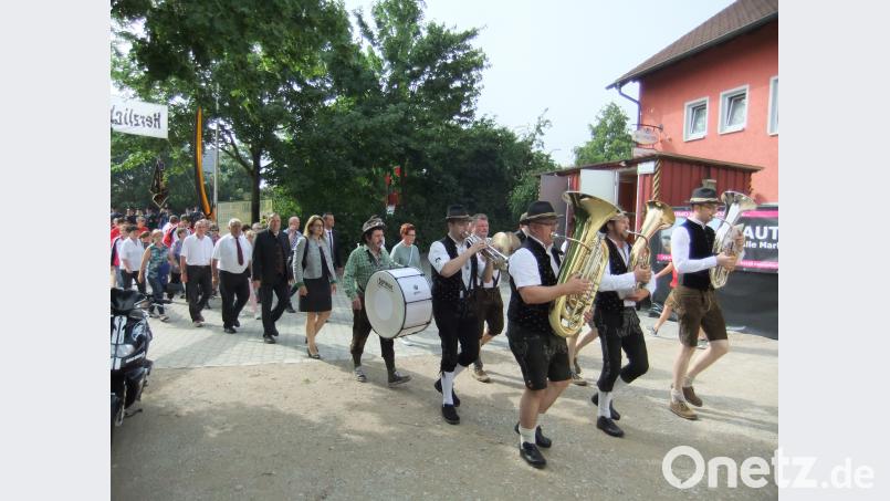 Der Festzug mit Polit-Prominenz und der Blaskapelle Blechrauschen  an der Spitze beim Einmarsch in Richtung Festzelt. gm