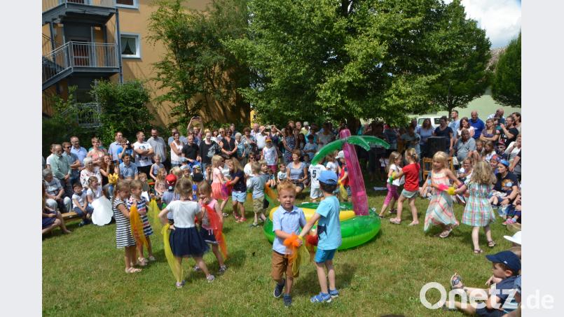 Im schönen Tikaland begrüßt man sich ganz sonderbar. Die Buben und Mädchen hatten ihre helle Freude an den außergewöhnlichen Begrüßungsszenen. dob