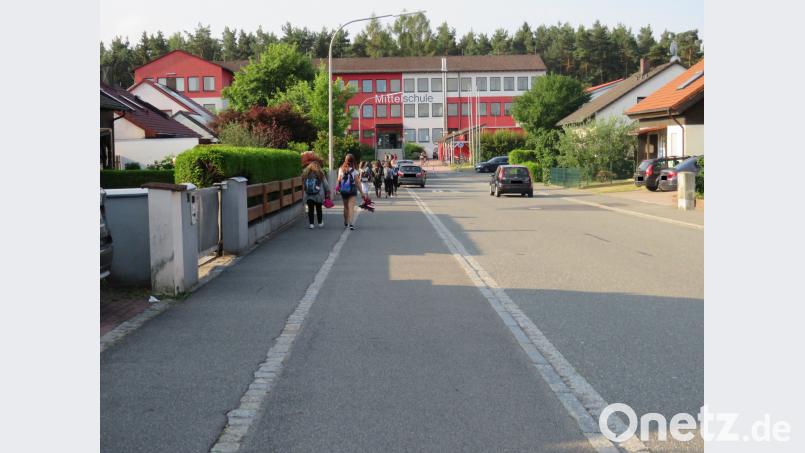 Rechtlich ist es eindeutig: Die beiden Streifen links entlang der Kapuzinerstraße sind ein Gehweg. Er darf weder von parkenden Autos noch von Radfahrern, die älter als 10 Jahre sind, benutzt werden. adj