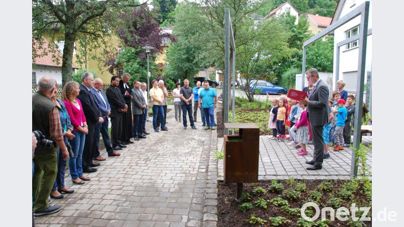 Unter der Stahlrahmen-Konstruktion eröffnete Bürgermeister Michael Göth am Dienstag den neuen Radler-Rastplatz im Beisein von zahlreichen Gästen, darunter auch Landrat Richard Reisinger. Der Kneipp-Kindergarten Herz Jesu sorgte mit themenbezogenen Liedern für eine passende Umrahmung. Andreas Royer