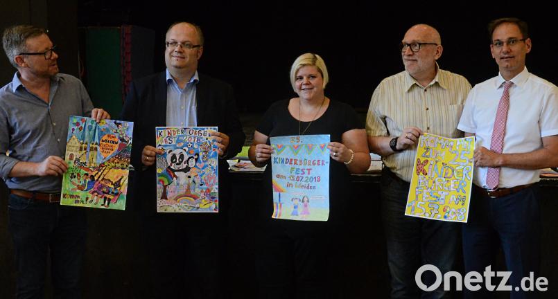 Die Jury hat sich für das Bild von Alexander Prips entschieden, das OTV-Geschäftsführer Christoph Rolf (links) stolz präsentiert. V.r. Roland Stahl, Ewald Zenger, Kathi Glaser und Tobias Reichelt. Kunz