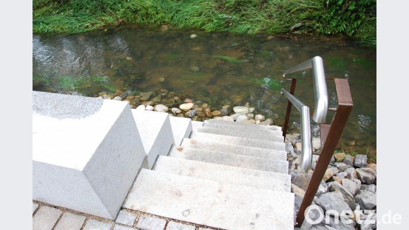 Eine neue Sitzgelegenheit mit Granitstufen macht den Lauf des Rosenbachs aus nächster Nähe erlebbar. Royer, Andreas [OY] (<a href=