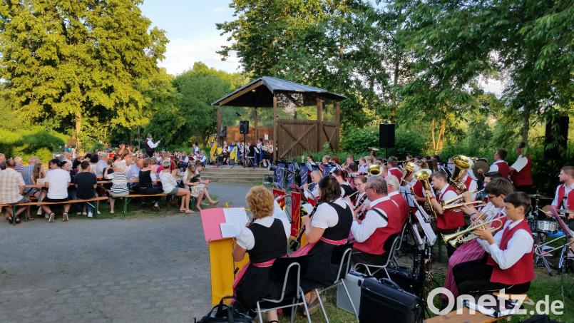 Perlen der Blasmusik servieren am laufenden Band in der Neustädter Freizeitanlage (von rechts) der Musikverein Wiesau, die Jugendkapelle Roggenstein, die Stadtkapelle Neustadt und die Jugendblaskapelle Parkstein. kwl