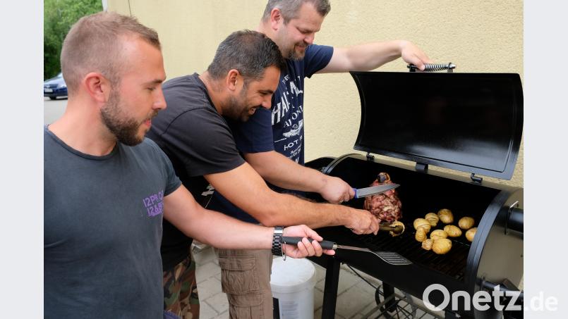 Geht’s um Grillen, ist die männliche Dominanz allgegenwärtig. Auch beim Workshop der Volkshochschule informierten sich von 21 Kursteilnehmern 19 Herren über die Geheimnisse einer delikaten Speisenzubereitung auf Grillrosten. Angeleitet wurden die Grill-Begeisterten von den Kursleitern Stefan Götzl und Marko Friedrichs. do