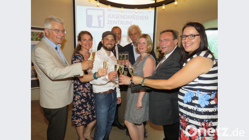 Altlandrat Karl Haberkorn, Cirta Rosbach, Philipp Reich, Jürgen Preisinger, Landrat Wolfgang Lippert, Gabriele Peatzolt, Gerhard Kraus und Sandra Schug (von links) stoßen auf die Gründung des T1 vor zehn Jahren mit einem Glas Sekt an. ubb
