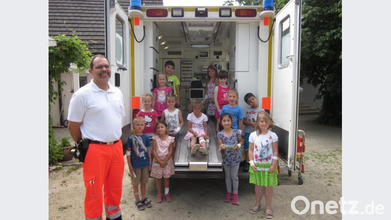 Mit Richard Cruz hatten die Kinder einen Fachmann vom Roten Kreuz vor Ort. Beim Erste-Hilfe-Kurs durfte dann auch der Blick in den Krankenwagen nicht fehlen. Bild: exb exb
