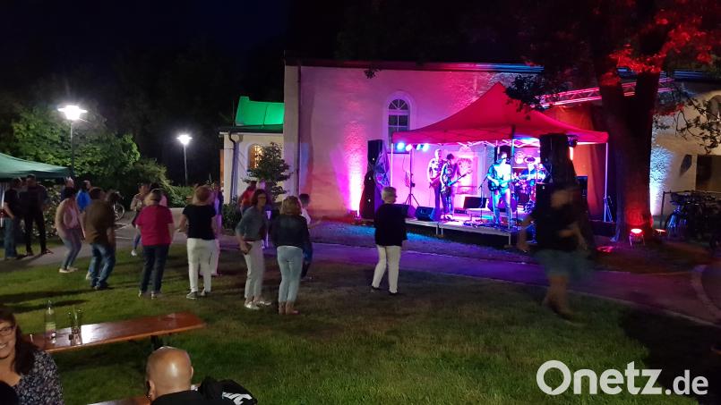 Bei vielen Rockklassikern hält es die Besucher nicht länger auf ihren Plätzen. kaz