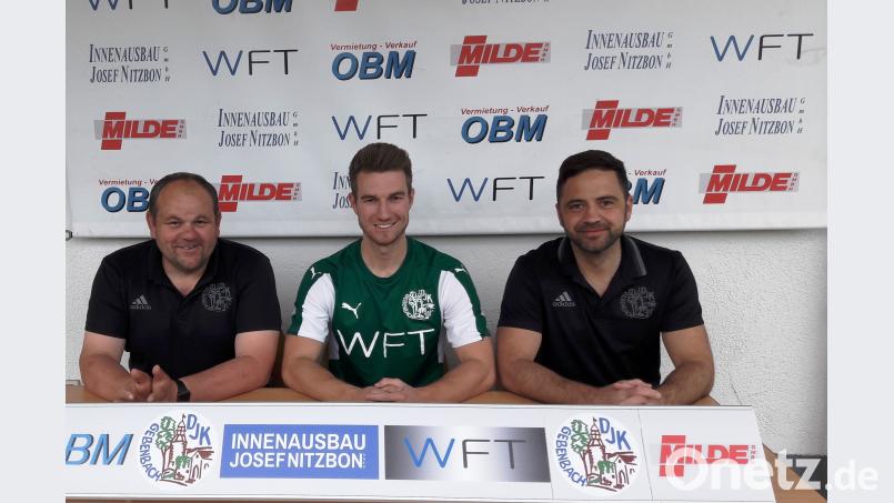 Jan Fischer (Mitte) in seinem neuen Trikot mit  Teammanager Josef Nitzbon (links) und Trainer Faruk Maloku. lik