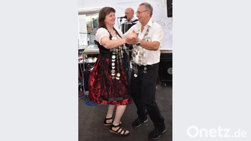 Schützenkönig Hans Biersack und Schützenliesl Ulla Zintl beim tradtionelln Tanz. rgr