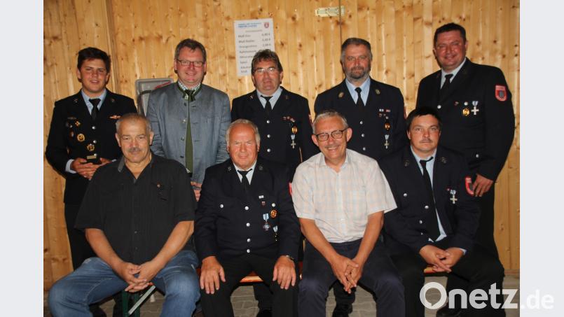 Der Feuerwehrverein zeichnete zusammen mit Bürgermeister Martin Prey (Dritter von links) einige Mitglieder aus: (vorne, von links) Eduard Seegerer, Johann Forster, Bernhard Bierler und Matthias Ficht sowie (hinten, von links) Jugendsprecher Benedikt Fink, Richard Blab, Kommandant Herbert Laubmann und Vorsitzender Michael Turban. frd