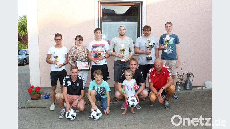 Schirmherrin Katrin Obermeier (hinten, Zweite von links) mit den Spielführern der Mannschaften bei der Siegerehrung. Schiedsrichter Ralf Waworka (unten, rechts) leitete die Spiele souverän. mnt