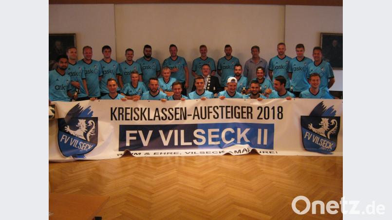 Die siegreiche Mannschaft des FV Vilseck mit Bürgermeister Hans-Martin Schertl (Mitte) und Vorsitzendem Robert Liermann (stehend, Vierter von rechts). zip