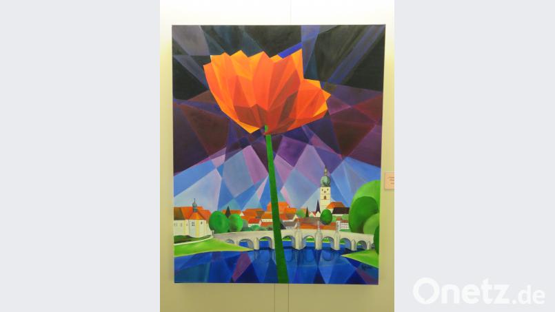 Vorsitzende Petra Schicker hat für die Laufer Ausstellung ihre Heimatstadt Tirschenreuth ins besonders exquisite, bunte Licht gerückt. ubb