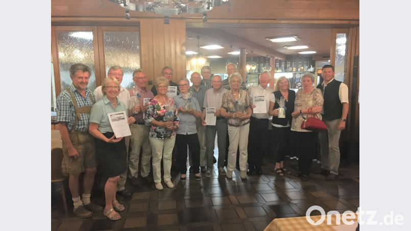 Zeigt die geehrten Urlauber mit Bürgermeister Rainer Rewitzer (rechts) und Altbürgermeister sowie Touristikbeauftragten Johann Walbrunn (links) und Gastronom Josef Hartwig (Hinten Mitte). tu