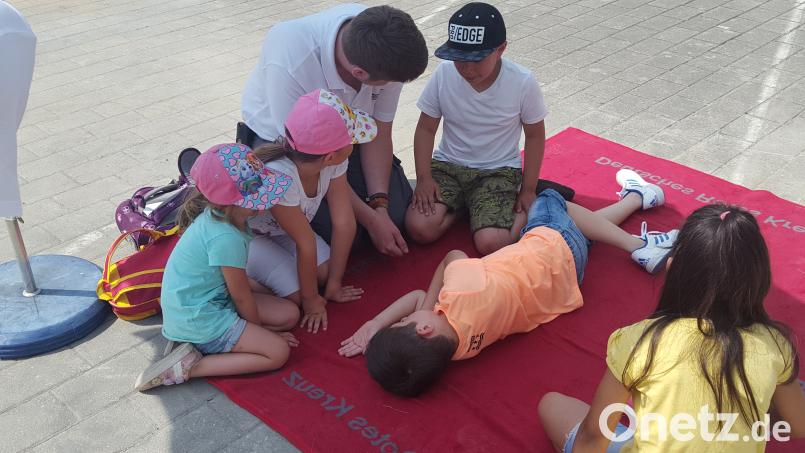 Richtige Handgriffe nach Verletzungen oder nach einem Unfall lernten die Kinder bei der Station des BRK. exb