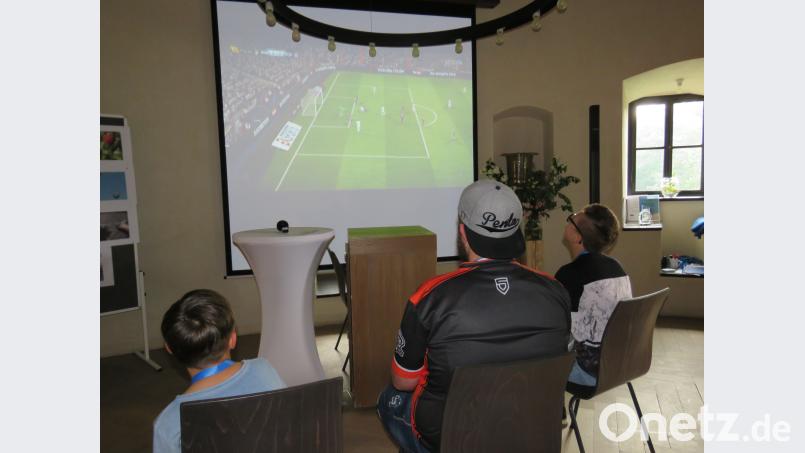 Bundesliga-Gamer Lothar Pielesch zockte mit den Buben auf der großen Leinwand Fußball. ubb