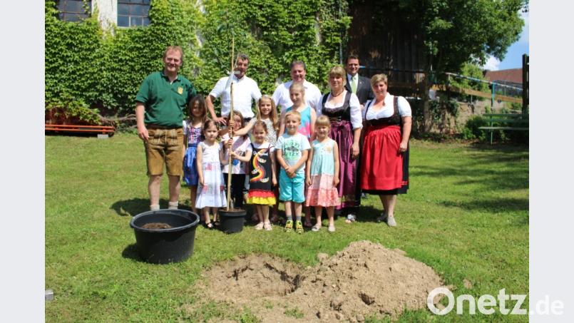 Vorsitzender Reinhard Wegerer, Kreisfachberater Wolfgang Grosser, Bürgermeister Hans Gradl, Kindergruppen-Leiterin Martina Fischer, Landrat Thomas Ebeling und zweite Vorsitzende Diana Kraus (von links) pflanzten  zusammen mit einer Gruppe der „Löwenzähnchen“ einen Apfelbaum. Bild: Veronika Wegerer