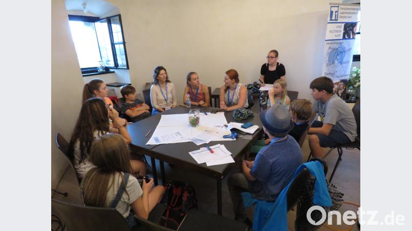 Bei der Gesprächsrunde haben die jungen Darsteller viele Fragen an Fernsehschauspielerin Christina Baumer. ubb