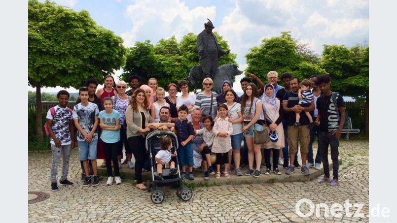 Die Waidhauser ziehen bunt gemischt durch das Neusather Freilandmuseum und erfahren nebenbei allerhand über die Landwirtschaft in Afrika. fjo