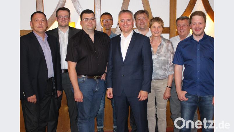 Stefan Frank (Dritter von links) heißt der neue Geschäftsführer der CSU-Amberg-Sulzbach. Kreisvorsitzender Harald Schwartz (Mitte) gratulierte ihm mit den weiteren Mitgliedern des Vorstands. paf