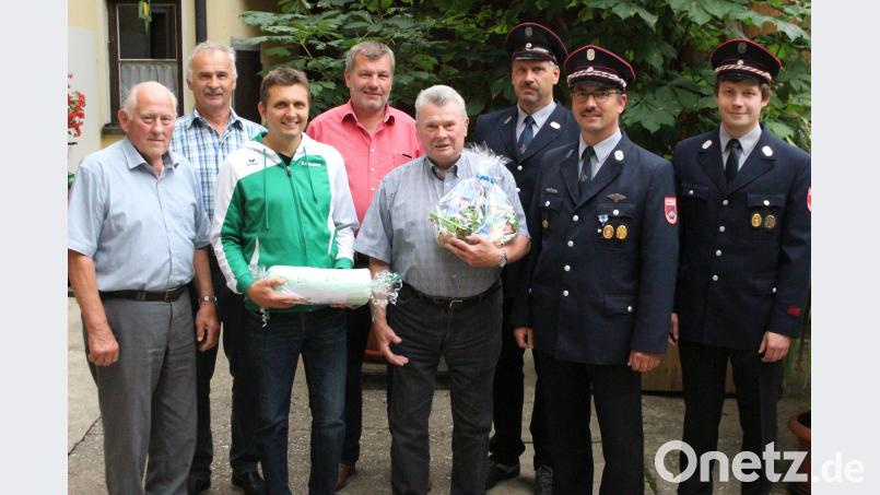 Ernst Schönberger (Mitte) feiert 75. Geburtstag. Es gratulieren Albert Mark (von links), Joe Bergler, Matthias Sauer, Hans Franz, Thomas Kreinhöfner, Christian Windschiegl und Fabian Kühnl. Michaela Lowak