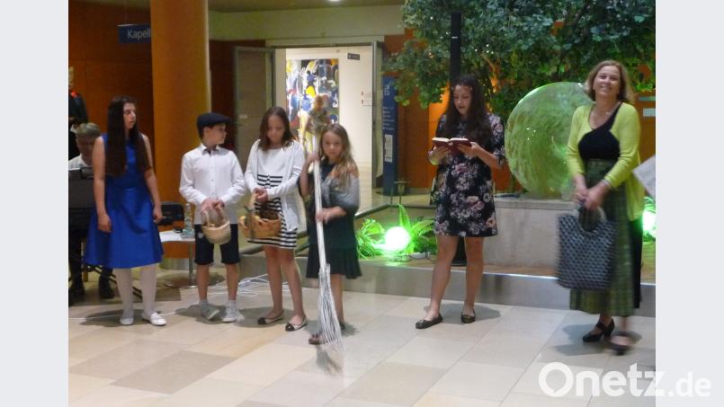 Das Gesangsensemble der Franz-Grothe-Schule führte im Klinikum Ausschnitte aus bekannten Musicals auf. Kunz