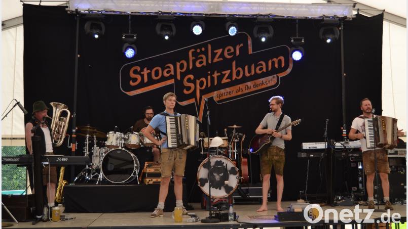 Die "Stoapfälzer Spitzbaum" haben von Anfang an ihr Publikum im Griff. Abwechslungsreich gestalten die Musiker aus dem Landkreis Schwandorf den Nachmittag bis in den frühen Abend. mez
