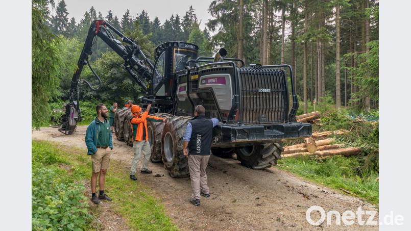 Tim Steinkraus und Dr. Michael Kutscher, beide von der BaySF-Forsttechnik fachsimpeln mit dem Logset-Mitarbeiter Marc Mimeau über den innovativen Hybridharvester (v.l.n.r). exb