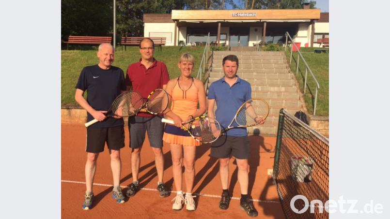 Tennissport ist auch im Erwachsenenalter zu erlernen. Das zeigen die Teilnehmer eines Crash-Kurses beim TC Hahnbach. exb
