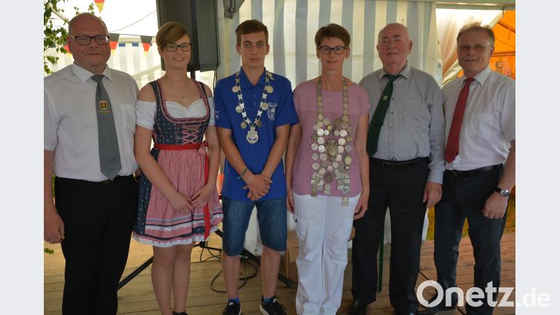Ihre neuen Regenten proklamierte die „Concordia“ Konnersreuth am Sonntagnachmittag. Der neue Schützenkönig Andreas Waidhas war aber verhindert, für ihn nahm stellvertretend Vizekönigin Astrid Rosner die Kette in Empfang. Im Bild (von links) Vorsitzender Martin Dietz, Franziska Rosner, Jugendkönig Christoph Wenisch, Astrid Rosner, Engelbert Rögner und Bürgermeister Max Bindl. jr