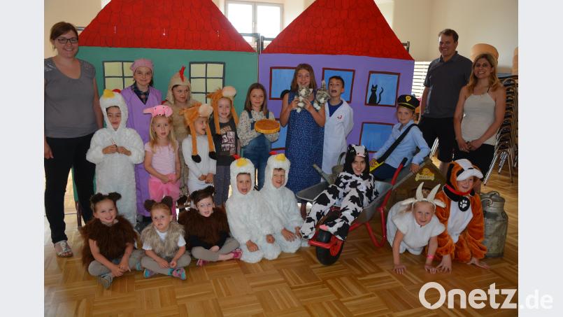 Groß ist beim Leonberger Kinderchor die Vorfreude auf die Aufführung des ersten Musicals. Im Bild die Kinder mit musikalischer Leiterin Michaela Burger (links), Regisseurin Michaela Teubner (rechts) und technischem Leiter Martin Teubner (Zweiter von rechts). jr
