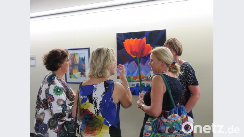 Petra Schicker (2 von rechts) zeigte unter anderem auch den Freundinnen aus Lauf ihr mitgebrachtes Gemälde. ubb