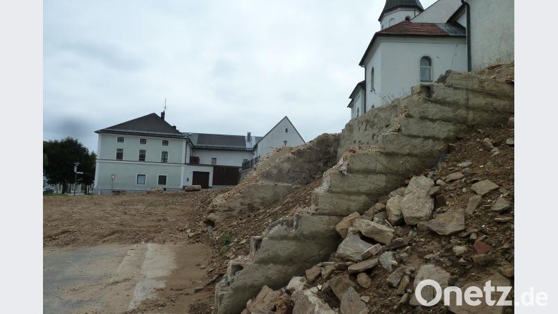 Die Neugestaltung des Areals Hauptstraße 2 wird sich nach dem Abriss des alten Schulhauses noch eine Weile hinziehen. Den Zeitplan stellt Architekt Christian Schönberger in der Sitzung am 19. Juni vor. ptr