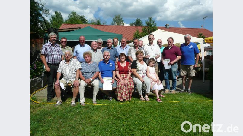 Die Geehrten Siedler (sitzend, von links): Adolf Donhauser, Rosina Kontny, Engelbert Beer, Gisela Reindl, Renate Frai; (stehend, von links): Kreisvorsitzender Reinhard Ott, Joachim Diesch, Bürgermeister. Roland Strehl, Siegfried Roßmann, Ludwig März, Nikolaus Scharl, Armin Lontke, Richard Wiendl, Peter Pechtl, Josef Reindl, Wolfgang Roggenhofer, Thomas Reinhard, Gerhard Voigt und Vorsitzender Josef Blödt. exb