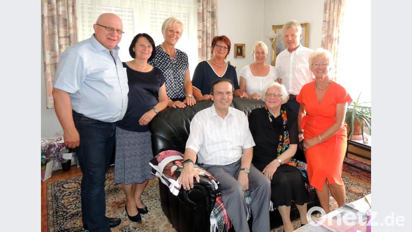 Viel zu erzählten hat Gisela Zechmayer (vorne, Mitte) an ihrem 90. Geburtstag. Zu den Gratulanten zählen (von links) Sohn Rainer, Schiegertochter Waldtraud, zweite Bürgermeisterin Anita Stauber, Pfarrer Bernhard Müller, Monika Placzek, Christa Klug, Gerald Morgenstern und Tochter Gabi. mor