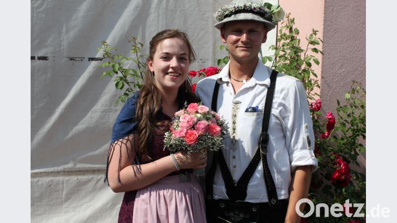 Sind sie nicht fesch? Johanna Guttenberger und Matthias Graf werden zum Oberkirwapaar gekürt. aun