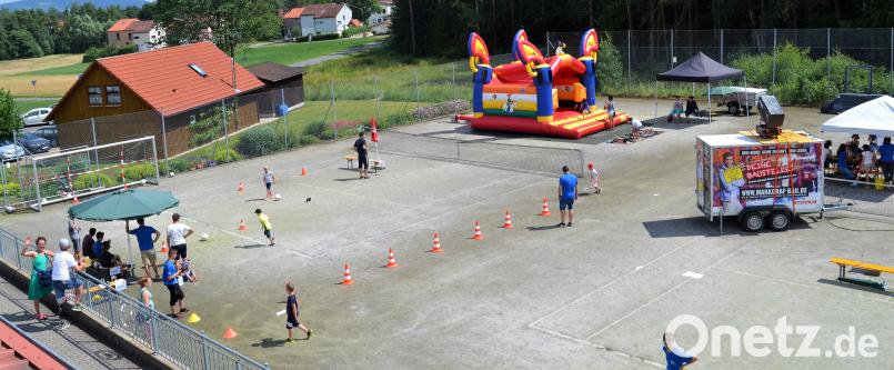 Eine Spielstraße mit Hüpfburg, Fußballparcours und Kinderschminkstation findet auf den beiden Tennisplätzen Platz. mez
