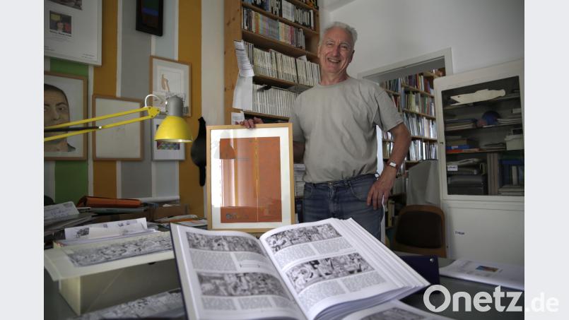 In Wolfgang Herzers Regalen stapeln sich seine Comics. Zahlreiche gedruckte Bände und Originalzeichnungen finden sich – ein mit Bleistift gezeichnetes Lebenswerk. Angefangen hat alles mit einer Hausordnung, die er für seine Kinder angefertigt hat (im Rahmen). Sonja Kaute