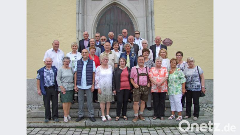 Vor dem Gottesdienst stellen sich die Ehemaligen des Jahrgangs 1947/48 zum Gruppenfoto auf. Gerl