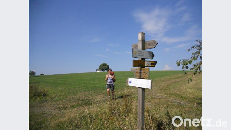 Das blaue Goldsteig-Logo zeigt die Verbindungsrouten an, die nun auch nach Tschechien zum dortigen neuen Hauptweg führen. Uwe Ibl
