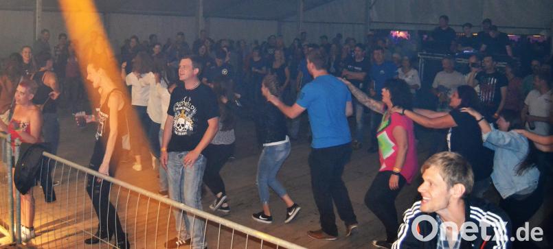 Die Fans tanzen zu den „Zehn kleinen Jägermeistern“ ihre eigene Polonaise. Die Stimmung im Festzelt ist bestens. mez