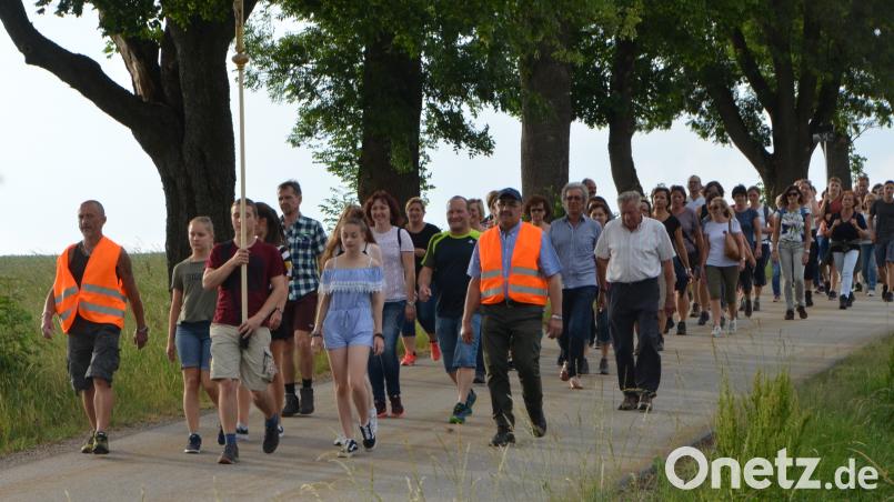 Die Wallfahrer machten sich am Freitagabend bei herrlich angenehmen Temperaturen auf den sieben Kilometer langen Fußmarsch von Vohenstrauß nach Moosbach. Die Pfarrwallfahrt hat eine Jahrhunderte lange Tradition. dob