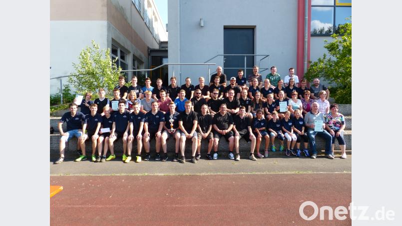 Die teilnehmenden Mannschaften des diesjährigen Menschenkickerturniers der katholischen Jugend. Mit auf dem Bild Pfarrer Martin Besold (letzte Reihe, dritter von rechts), Gemeindereferentin Roswitha Heining (erste Reihe rechts) und Kirchenpfleger Alfons Meierhöfer (erste Reihe, zweiter von rechts). Neumann, Jochen [NJN] (jochen.neumann@erbendorf.de)