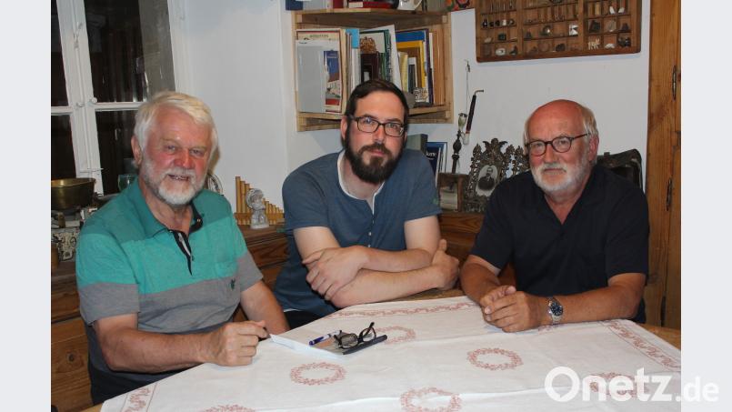 500 Euro befinden sich in dem Kuvert, das Karlheinz Keck (rechts), der Vorsitzende des Heimatvereins, Martin Kohl und Filmemacher Robert Neuber (von links) für den Verein „Wiederaufbau Bhaktapur“ überreicht. hev