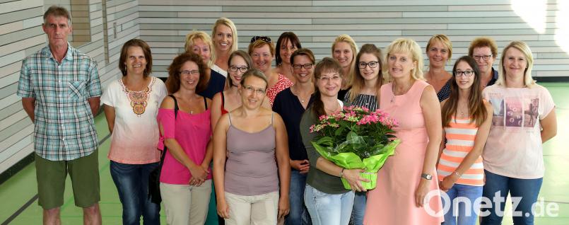 Zur Überraschung der neuen Spartenleiterin waren die Teilnehmerinnen des Kurses Box-Aerobic zum Gratulieren gekommen. Vorsitzender Hans Eismann (links) und Abteilungsleiterin Birgit Götz (vorne rechts) überreichten Anja Helgert  Blumen. mef